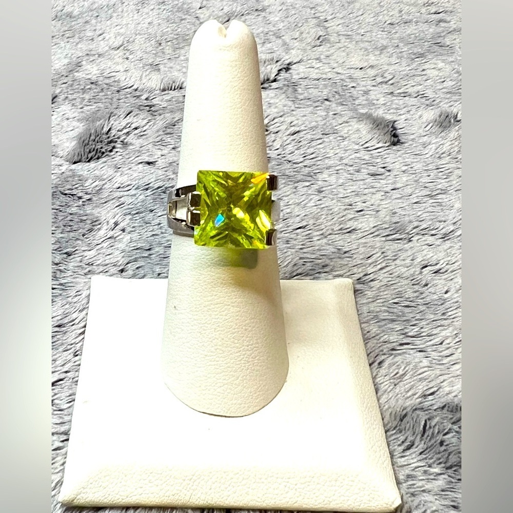 Princess Cut Green Crystal 18K White Gold Electroplated Statement Ring Size 7